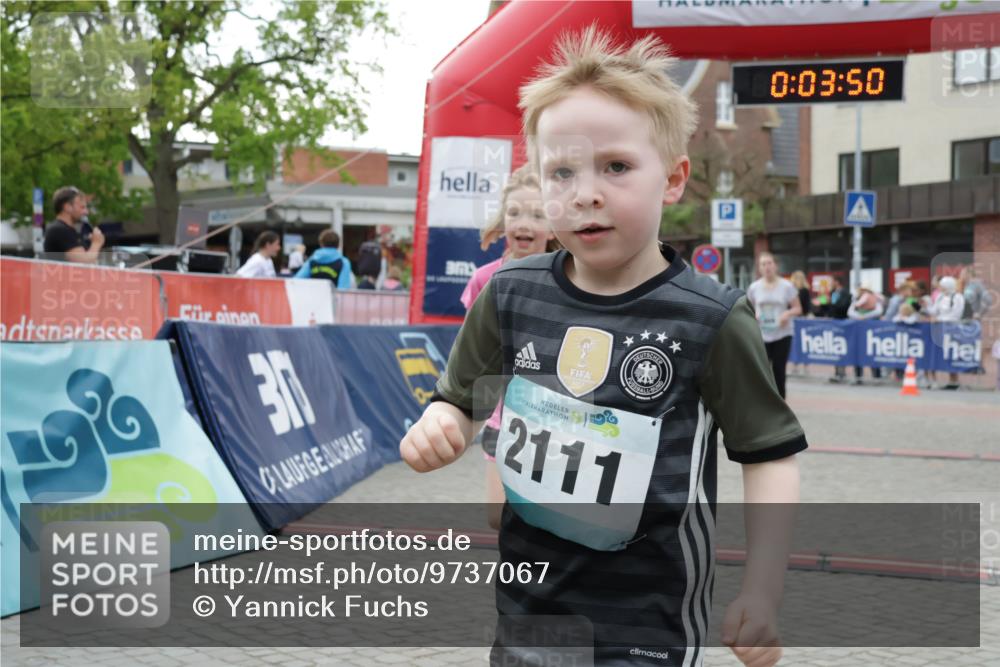 10.05.2026 - 8. Wedeler Halbmarathon Yannick Fuchs http://msf.ph/oto/9737067 10.05.2026 12:48:47 Ziel 30, 0, 03, 50, 2014, 2111, 148, 825, 909, 2111 meine-sportfotos.de