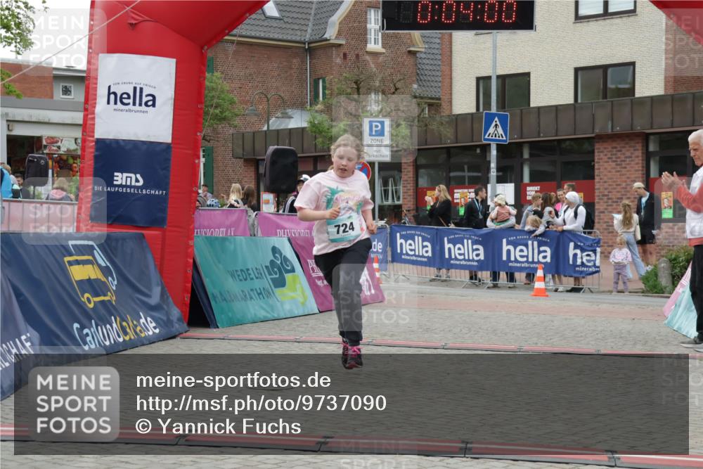 10.05.2026 - 8. Wedeler Halbmarathon Yannick Fuchs http://msf.ph/oto/9737090 10.05.2026 12:48:56 Ziel 0, 09, 00, 724, 724 meine-sportfotos.de