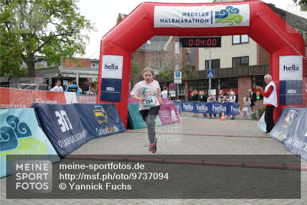10.05.2026 - 8. Wedeler Halbmarathon Yannick Fuchs http://msf.ph/oto/9737094 10.05.2026 12:48:57 Ziel 30, 10, 09, 00, 724, 724 meine-sportfotos.de