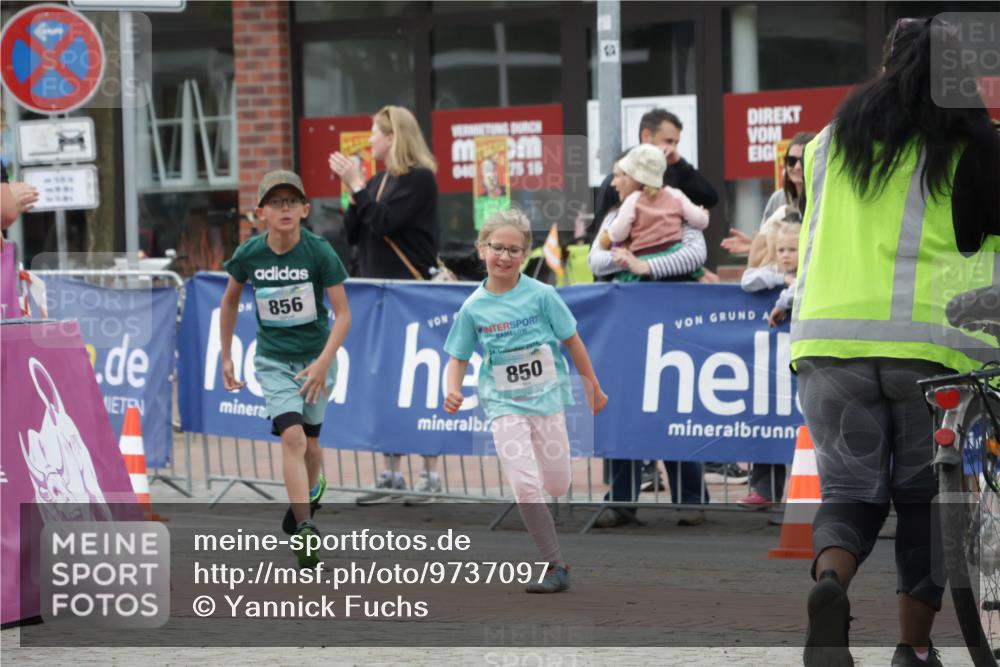 10.05.2026 - 8. Wedeler Halbmarathon Yannick Fuchs http://msf.ph/oto/9737097 10.05.2026 12:49:06 Ziel 75, 16, 856, 850, 850, 856 meine-sportfotos.de