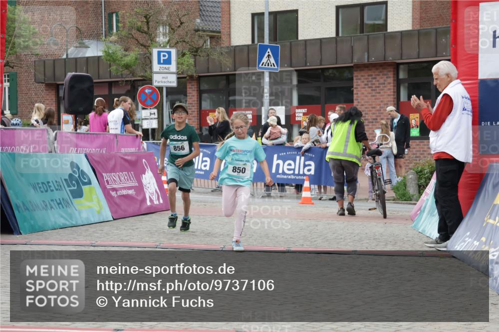 10.05.2026 - 8. Wedeler Halbmarathon Yannick Fuchs http://msf.ph/oto/9737106 10.05.2026 12:49:09 Ziel 856, 24, 2023, 850, 850, 856 meine-sportfotos.de