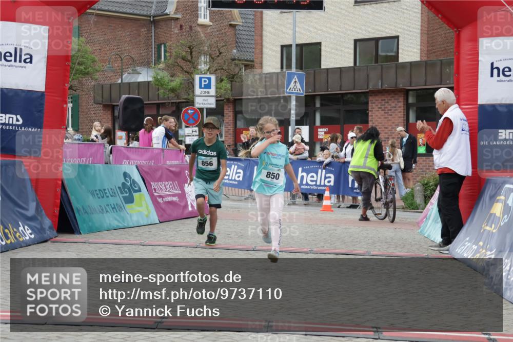 10.05.2026 - 8. Wedeler Halbmarathon Yannick Fuchs http://msf.ph/oto/9737110 10.05.2026 12:49:09 Ziel 856, 24, 20, 850, 850, 856 meine-sportfotos.de