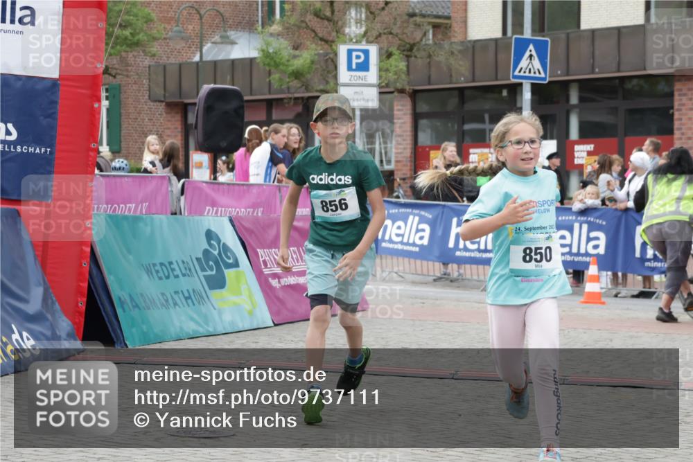 10.05.2026 - 8. Wedeler Halbmarathon Yannick Fuchs http://msf.ph/oto/9737111 10.05.2026 12:49:10 Ziel 856, 24, 2003, 850, 850, 856 meine-sportfotos.de