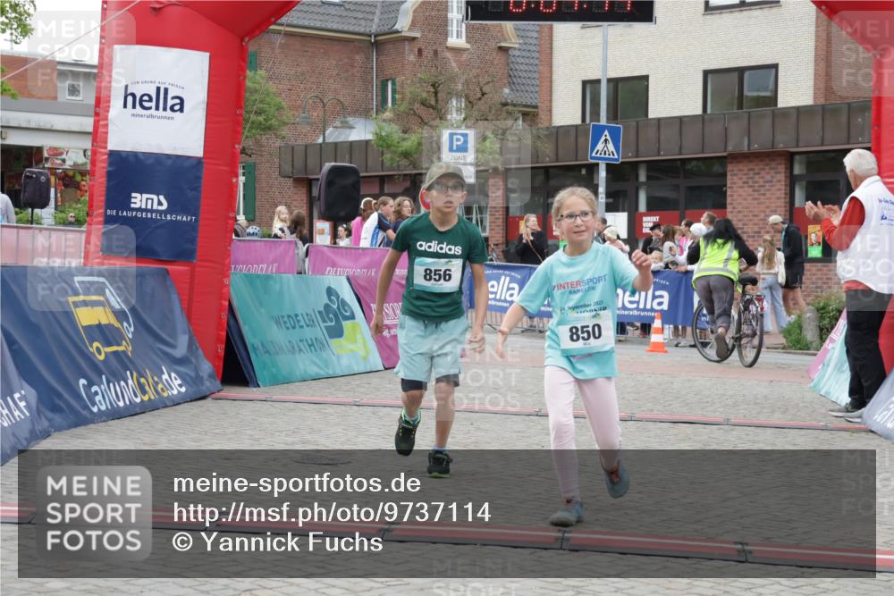 10.05.2026 - 8. Wedeler Halbmarathon Yannick Fuchs http://msf.ph/oto/9737114 10.05.2026 12:49:11 Ziel 856, 24, 2023, 850, 850, 856 meine-sportfotos.de