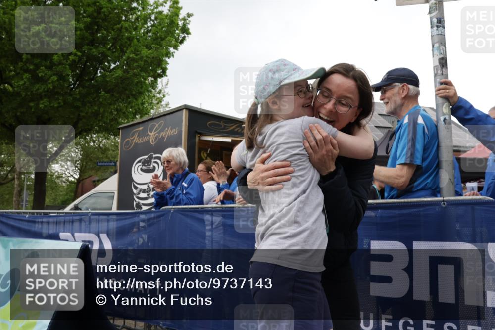 10.05.2026 - 8. Wedeler Halbmarathon Yannick Fuchs http://msf.ph/oto/9737143 10.05.2026 12:49:41 Ziel  meine-sportfotos.de