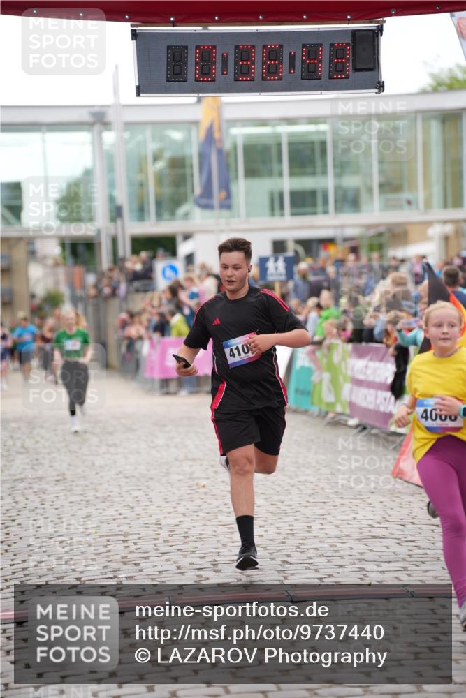 12.06.2026 - Holstenköstenlauf LAZAROV Photography http://msf.ph/oto/9737440 12.06.2026 18:06:41 Laufen 4006, 4105, 4140 meine-sportfotos.de