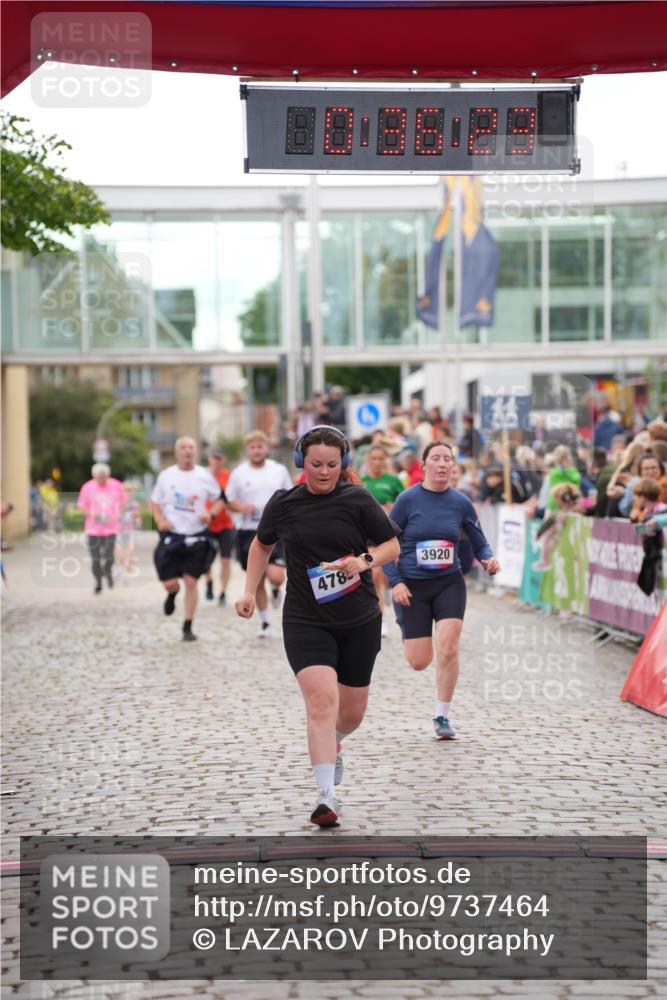 12.06.2026 - Holstenköstenlauf LAZAROV Photography http://msf.ph/oto/9737464 12.06.2026 18:06:21 Laufen 3225, 3226, 4404, 4767, 4789 meine-sportfotos.de