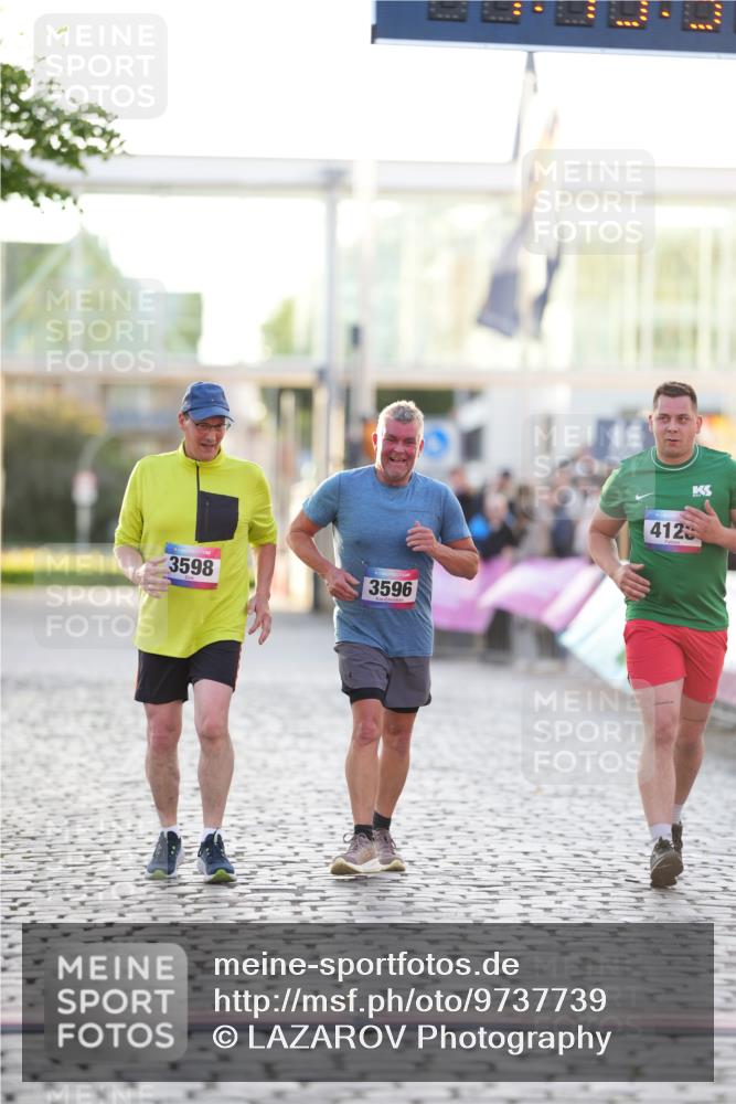 12.06.2026 - Holstenköstenlauf LAZAROV Photography http://msf.ph/oto/9737739 12.06.2026 20:15:34 Laufen 3596, 3598, 4128 meine-sportfotos.de
