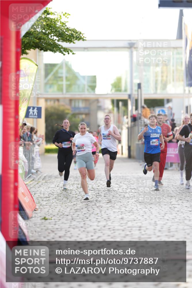 12.06.2026 - Holstenköstenlauf LAZAROV Photography http://msf.ph/oto/9737887 12.06.2026 20:11:39 Laufen 4429, 4433, 4657 meine-sportfotos.de