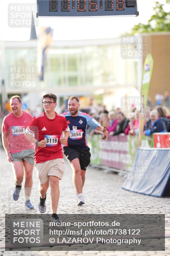 12.06.2026 - Holstenköstenlauf LAZAROV Photography http://msf.ph/oto/9738122 12.06.2026 20:06:18 Laufen 3114, 3119, 3608, 3694 meine-sportfotos.de