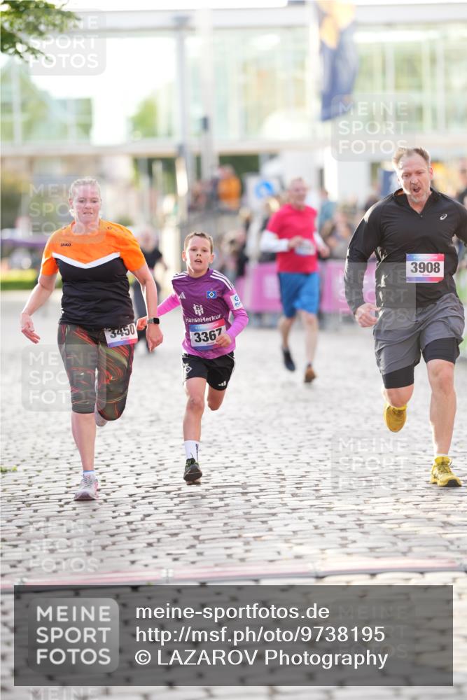 12.06.2026 - Holstenköstenlauf LAZAROV Photography http://msf.ph/oto/9738195 12.06.2026 20:05:06 Laufen 3250, 3367, 3450, 3908, 4617, 4725 meine-sportfotos.de