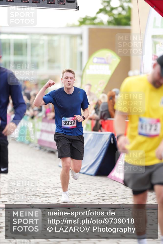 12.06.2026 - Holstenköstenlauf LAZAROV Photography http://msf.ph/oto/9739018 12.06.2026 19:52:34 Laufen 3552, 3698, 3932, 4172, 4378, 4469 meine-sportfotos.de
