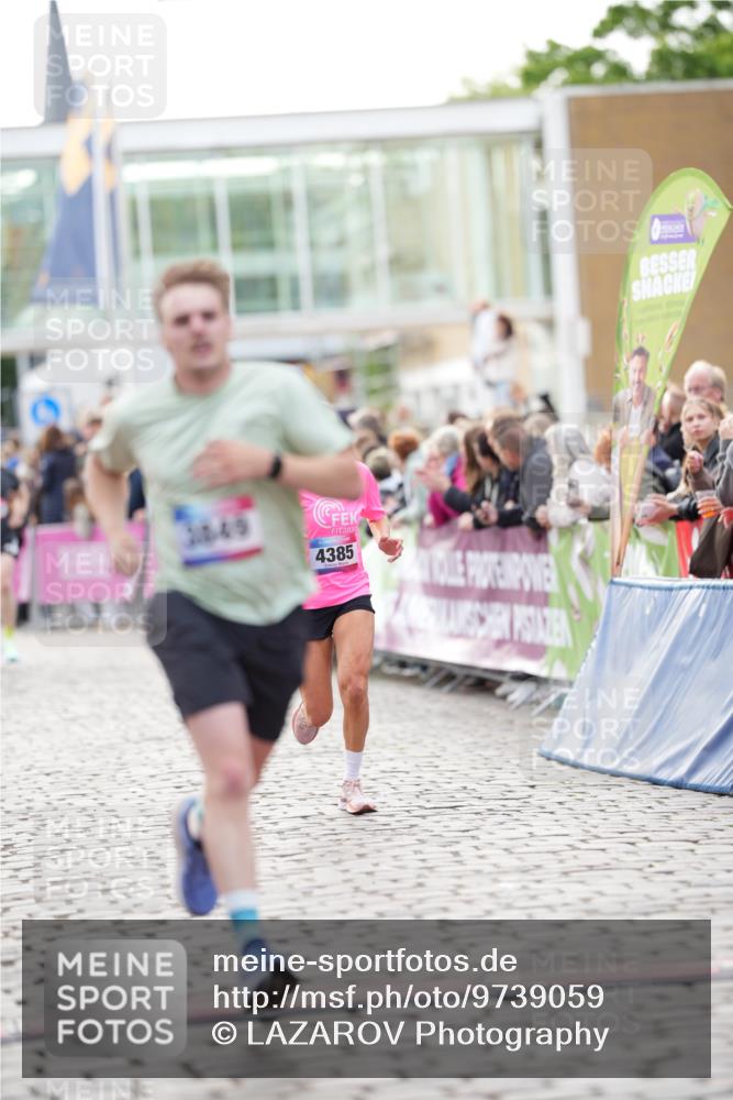 12.06.2026 - Holstenköstenlauf LAZAROV Photography http://msf.ph/oto/9739059 12.06.2026 19:51:56 Laufen 3233, 3849, 4228, 4385 meine-sportfotos.de