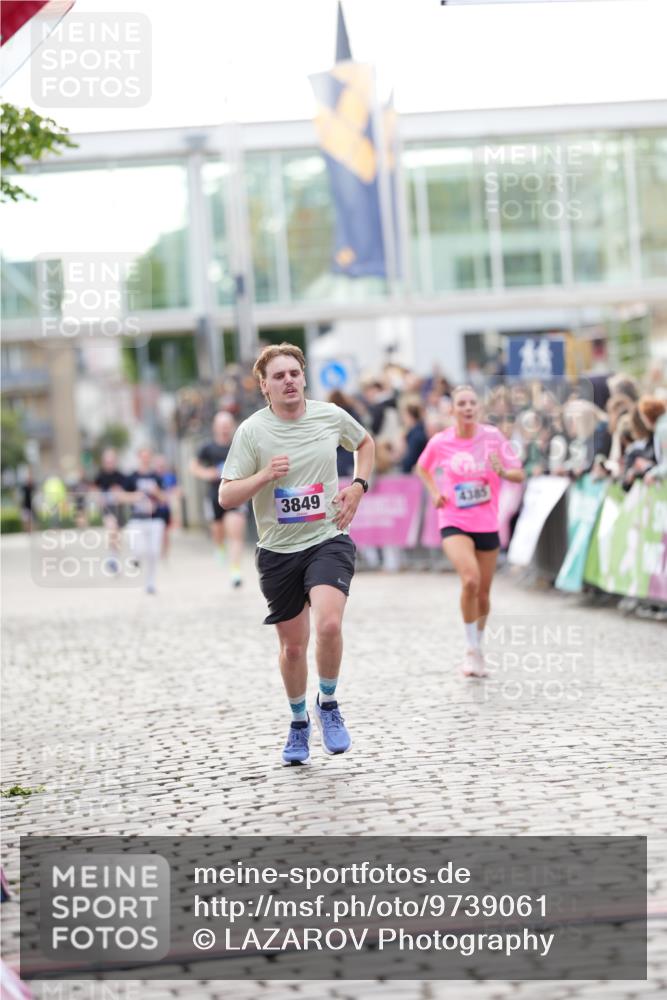 12.06.2026 - Holstenköstenlauf LAZAROV Photography http://msf.ph/oto/9739061 12.06.2026 19:51:55 Laufen 3233, 3849, 4228, 4385 meine-sportfotos.de