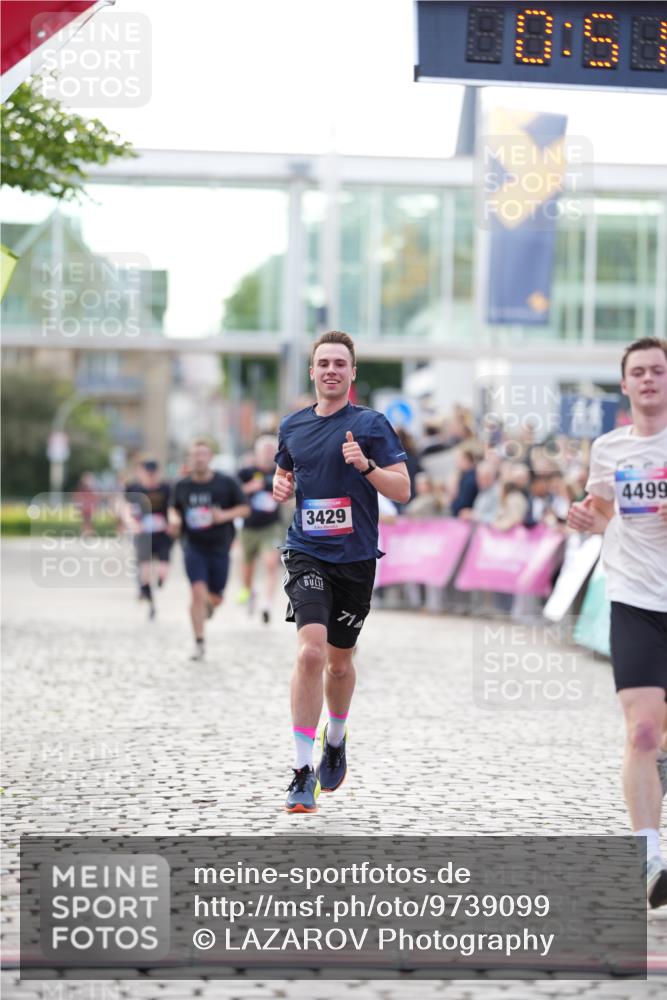 12.06.2026 - Holstenköstenlauf LAZAROV Photography http://msf.ph/oto/9739099 12.06.2026 19:51:17 Laufen 3429, 4499 meine-sportfotos.de