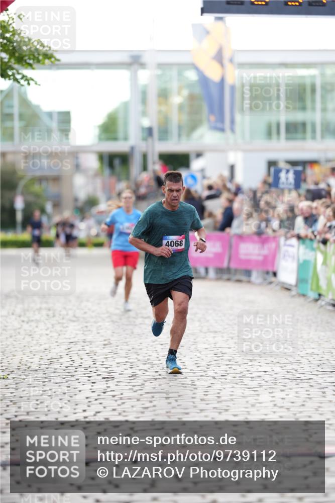 12.06.2026 - Holstenköstenlauf LAZAROV Photography http://msf.ph/oto/9739112 12.06.2026 19:51:06 Laufen 3302, 3909, 4068, 4083 meine-sportfotos.de