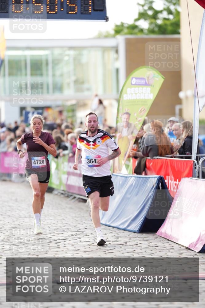 12.06.2026 - Holstenköstenlauf LAZAROV Photography http://msf.ph/oto/9739121 12.06.2026 19:50:50 Laufen 3526, 3642, 4599, 4720 meine-sportfotos.de