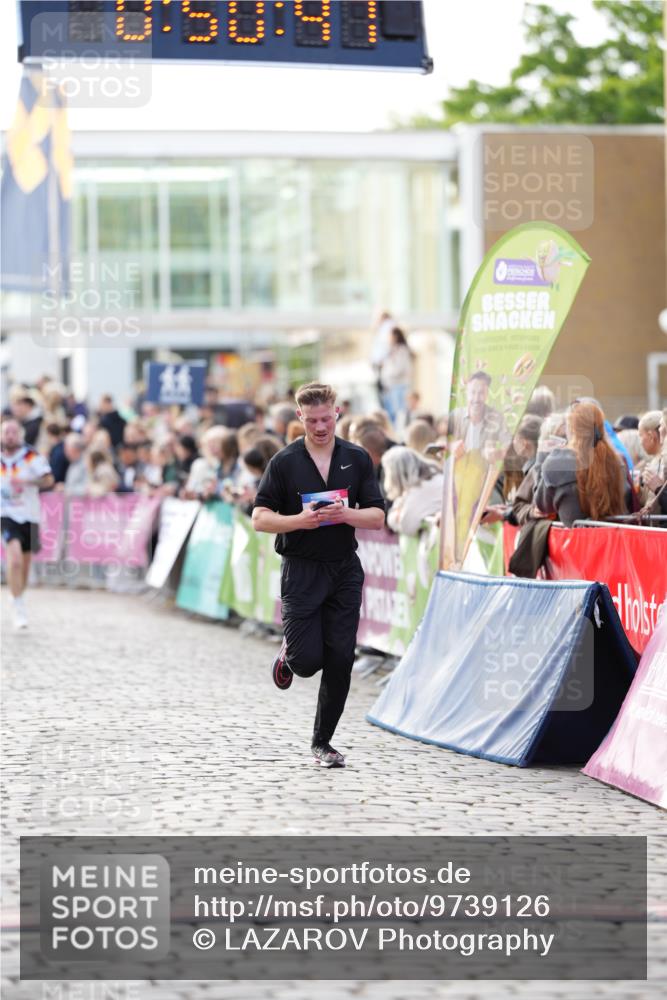 12.06.2026 - Holstenköstenlauf LAZAROV Photography http://msf.ph/oto/9739126 12.06.2026 19:50:47 Laufen 3642, 4599, 4720 meine-sportfotos.de