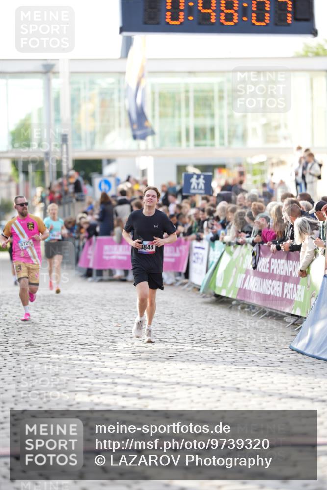 12.06.2026 - Holstenköstenlauf LAZAROV Photography http://msf.ph/oto/9739320 12.06.2026 19:48:06 Laufen 3725, 3848, 3930, 4635 meine-sportfotos.de