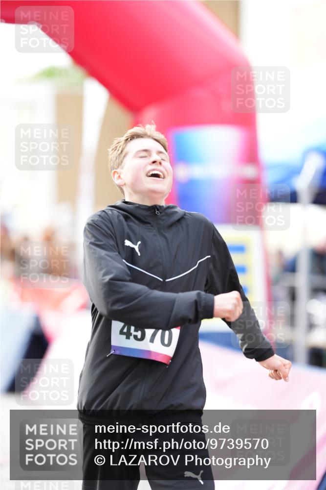 12.06.2026 - Holstenköstenlauf LAZAROV Photography http://msf.ph/oto/9739570 12.06.2026 19:42:55 Laufen 3420, 3555, 3748, 3968, 4570 meine-sportfotos.de