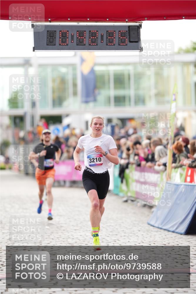 12.06.2026 - Holstenköstenlauf LAZAROV Photography http://msf.ph/oto/9739588 12.06.2026 19:42:34 Laufen 3210, 3294 meine-sportfotos.de