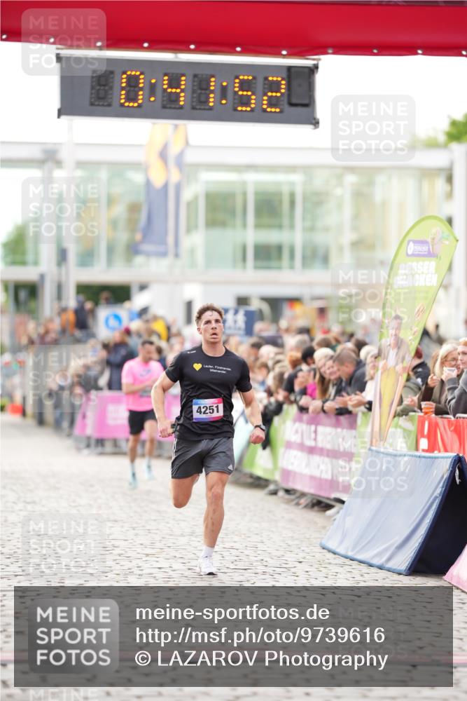12.06.2026 - Holstenköstenlauf LAZAROV Photography http://msf.ph/oto/9739616 12.06.2026 19:41:52 Laufen 3656, 4251 meine-sportfotos.de