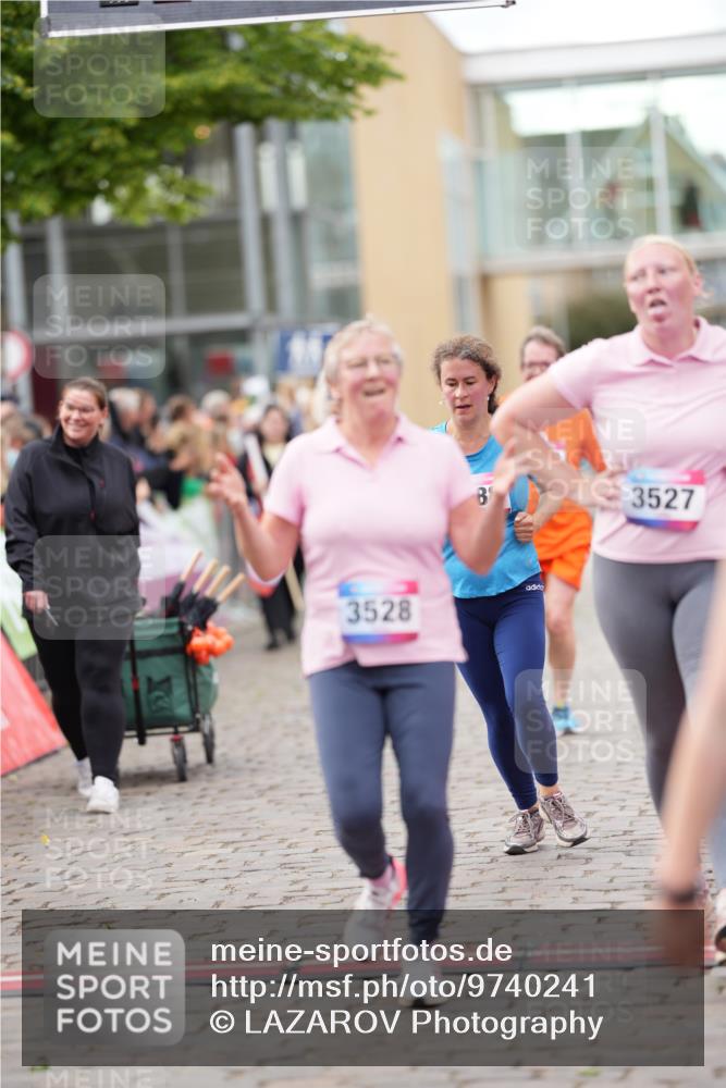 12.06.2026 - Holstenköstenlauf LAZAROV Photography http://msf.ph/oto/9740241 12.06.2026 18:00:39 Laufen 3088, 3197, 3527, 3528, 3741, 3997, 4107, 4229, 4637, 4917 meine-sportfotos.de