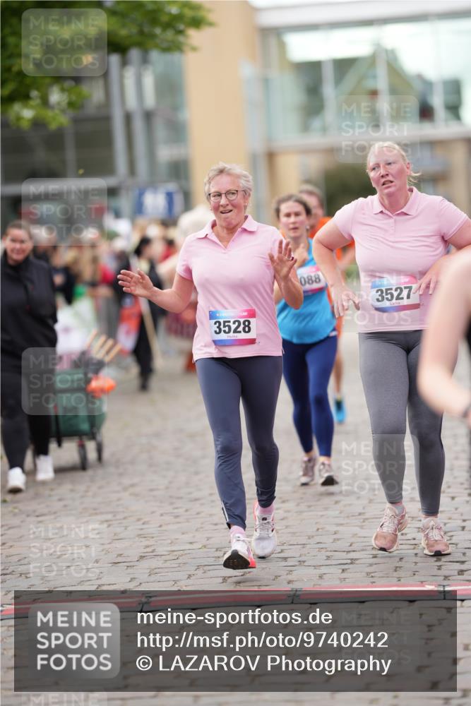 12.06.2026 - Holstenköstenlauf LAZAROV Photography http://msf.ph/oto/9740242 12.06.2026 18:00:38 Laufen 3088, 3197, 3527, 3528, 3741, 3777, 3997, 4107, 4229, 4637, 4917 meine-sportfotos.de