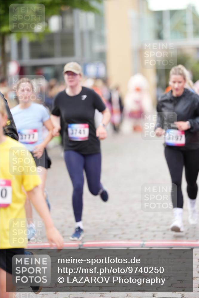 12.06.2026 - Holstenköstenlauf LAZAROV Photography http://msf.ph/oto/9740250 12.06.2026 18:00:32 Laufen 3197, 3741, 3777, 3984, 3997, 4010 meine-sportfotos.de
