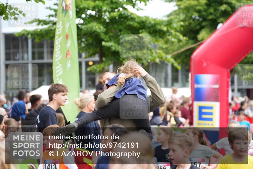 12.06.2026 - Holstenköstenlauf LAZAROV Photography http://msf.ph/oto/9742191 12.06.2026 16:21:57 Laufen 11, 1413, 57, 5, 51, 131, 165, 209, 289, 296, 301, 307, 467, 694, 702, 706, 850, 851, 856, 861, 1102, 1111, 1199, 1320, 1525, 1540, 1560 meine-sportfotos.de