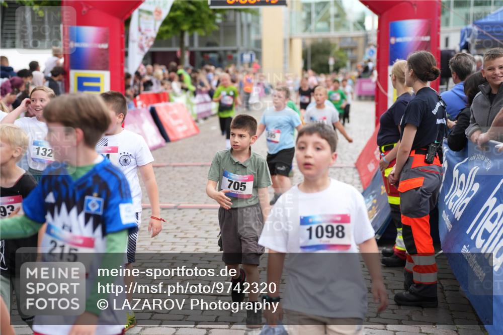 12.06.2026 - Holstenköstenlauf LAZAROV Photography http://msf.ph/oto/9742320 12.06.2026 16:23:17 Laufen 132, 705, 93, 215, 1098, 98, 119, 138, 164, 207, 465, 590, 593, 595, 685, 698, 841, 1209, 1216, 1321, 1327, 1429, 1502 meine-sportfotos.de