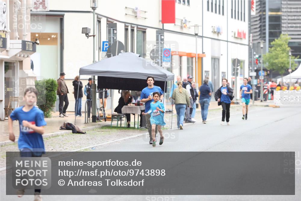 12.06.2026 - Holstenköstenlauf Andreas Tolksdorf http://msf.ph/oto/9743898 12.06.2026 17:06:52 Laufen 7291, 7295 meine-sportfotos.de