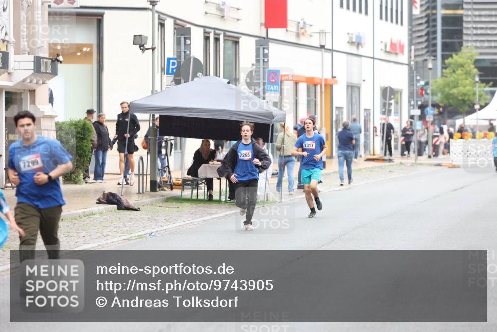 12.06.2026 - Holstenköstenlauf Andreas Tolksdorf http://msf.ph/oto/9743905 12.06.2026 17:06:57 Laufen 7299, 7295, 7317 meine-sportfotos.de