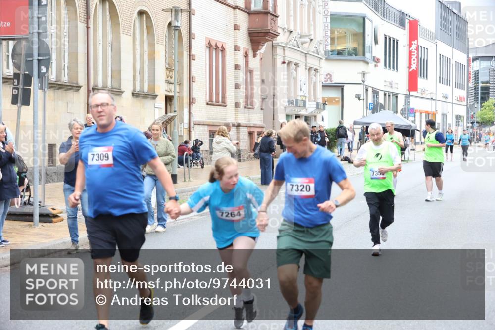 12.06.2026 - Holstenköstenlauf Andreas Tolksdorf http://msf.ph/oto/9744031 12.06.2026 17:08:59 Laufen 7309, 7264, 7320, 7355 meine-sportfotos.de