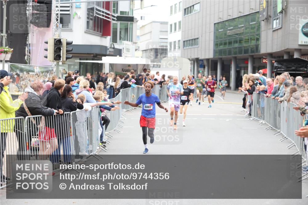 12.06.2026 - Holstenköstenlauf Andreas Tolksdorf http://msf.ph/oto/9744356 12.06.2026 17:51:35 Laufen 4887, 4795, 4709 meine-sportfotos.de