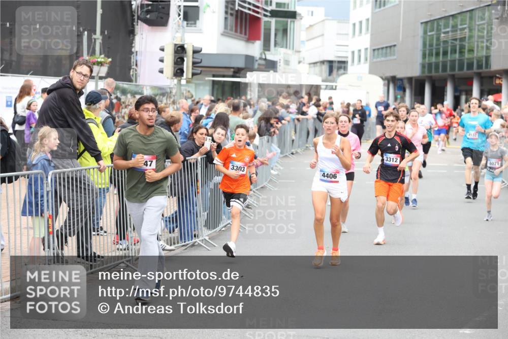 12.06.2026 - Holstenköstenlauf Andreas Tolksdorf http://msf.ph/oto/9744835 12.06.2026 17:58:53 Laufen 47, 3303, 4406, 3312, 4532, 4071 meine-sportfotos.de