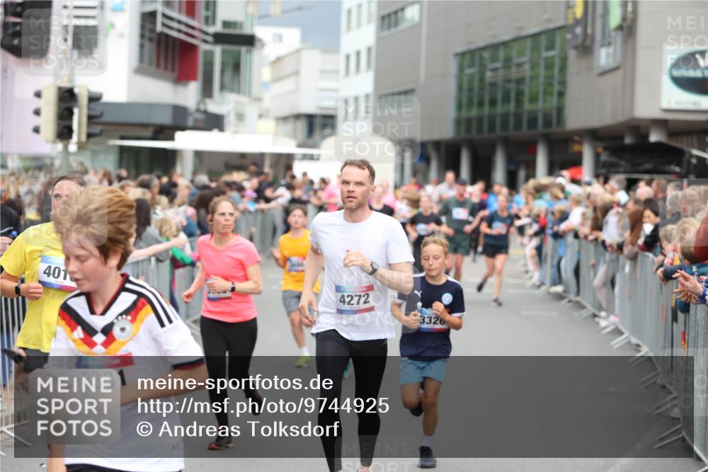 12.06.2026 - Holstenköstenlauf Andreas Tolksdorf http://msf.ph/oto/9744925 12.06.2026 18:00:01 Laufen 401, 3331, 11, 4272, 3326 meine-sportfotos.de
