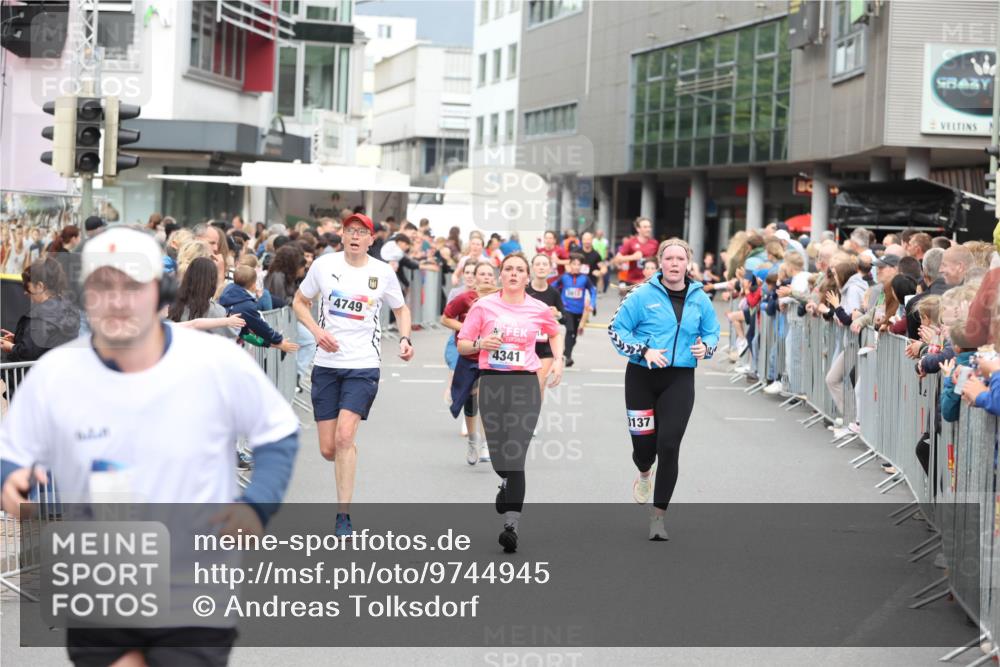 12.06.2026 - Holstenköstenlauf Andreas Tolksdorf http://msf.ph/oto/9744945 12.06.2026 18:00:20 Laufen 4749, 2030, 4341, 3137 meine-sportfotos.de