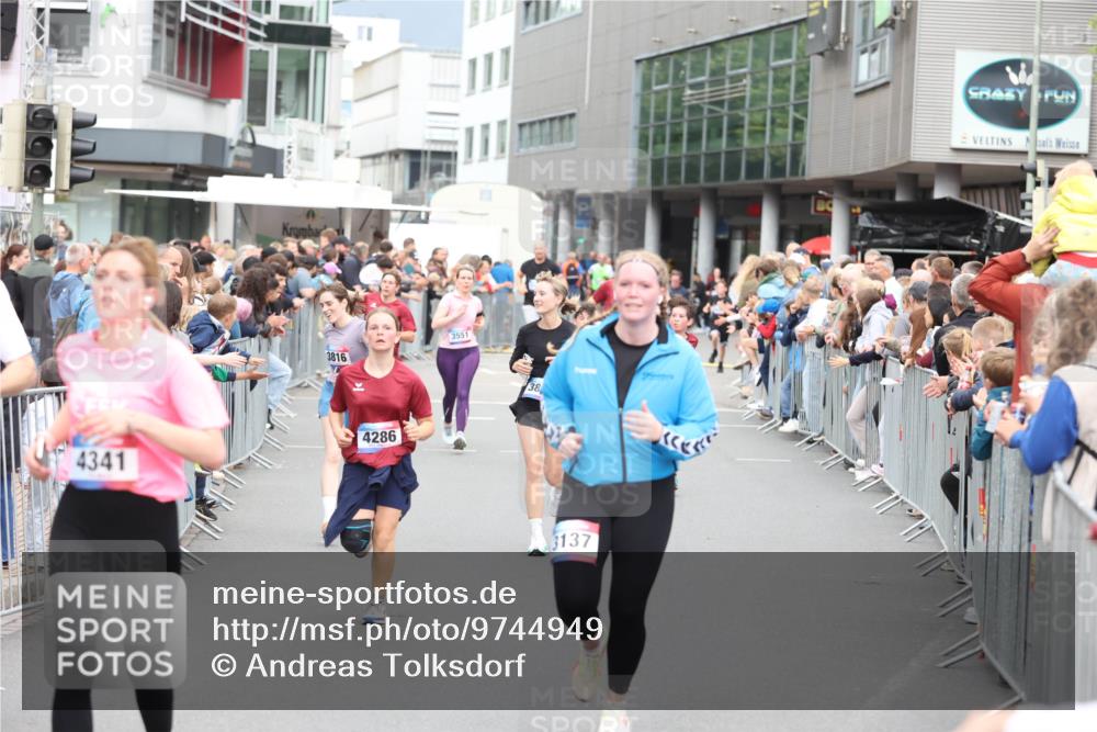 12.06.2026 - Holstenköstenlauf Andreas Tolksdorf http://msf.ph/oto/9744949 12.06.2026 18:00:22 Laufen 4341, 3816, 3551, 4286, 38, 3137 meine-sportfotos.de
