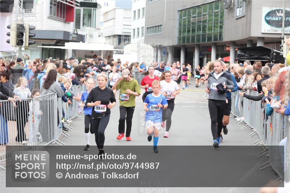 12.06.2026 - Holstenköstenlauf Andreas Tolksdorf http://msf.ph/oto/9744987 12.06.2026 18:00:53 Laufen 3846, 440, 44, 3385, 3792, 4689, 314 meine-sportfotos.de