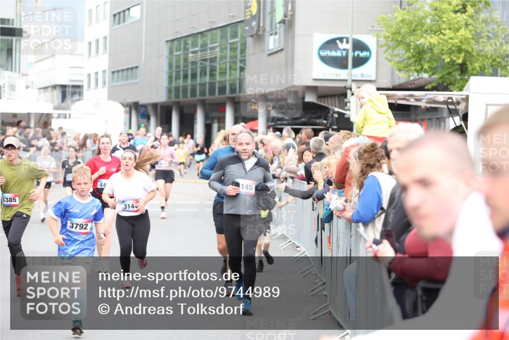 12.06.2026 - Holstenköstenlauf Andreas Tolksdorf http://msf.ph/oto/9744989 12.06.2026 18:00:55 Laufen 3385, 44, 3792, 3144, 145 meine-sportfotos.de