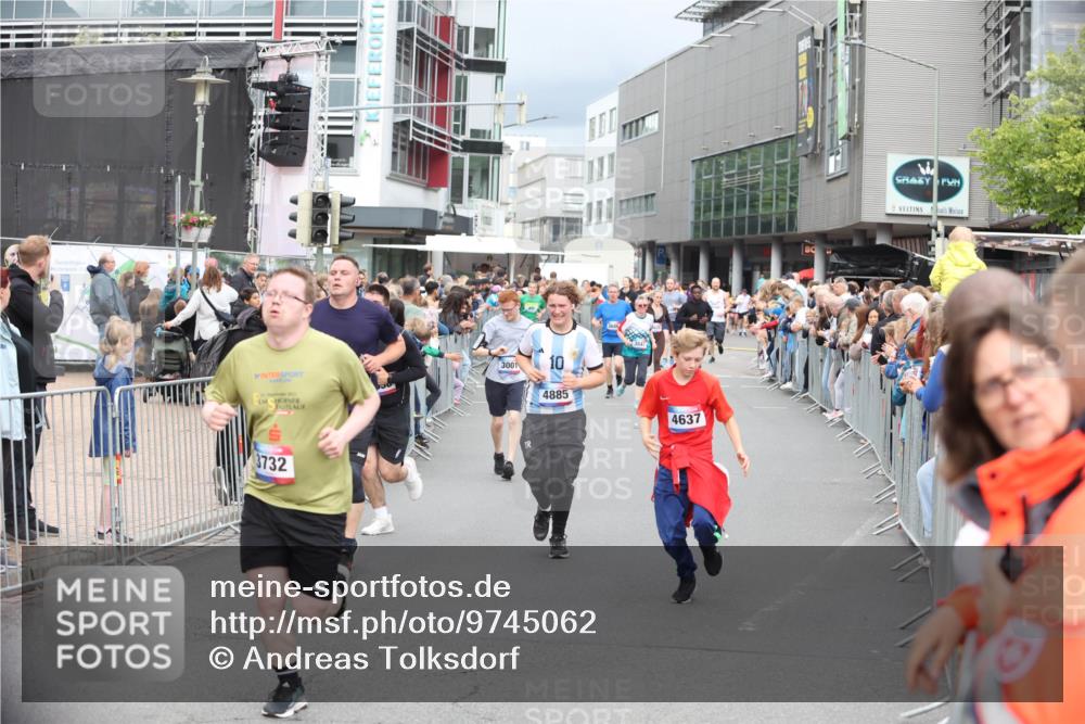 12.06.2026 - Holstenköstenlauf Andreas Tolksdorf http://msf.ph/oto/9745062 12.06.2026 18:01:45 Laufen 3732, 3001, 10, 4885, 4637 meine-sportfotos.de