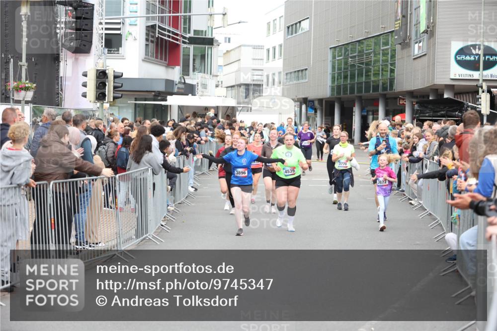 12.06.2026 - Holstenköstenlauf Andreas Tolksdorf http://msf.ph/oto/9745347 12.06.2026 18:05:44 Laufen 3896, 410, 4539, 3770, 3872 meine-sportfotos.de