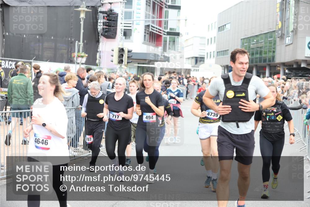 12.06.2026 - Holstenköstenlauf Andreas Tolksdorf http://msf.ph/oto/9745445 12.06.2026 18:07:38 Laufen 4646, 4707, 717, 494, 4908, 4739 meine-sportfotos.de