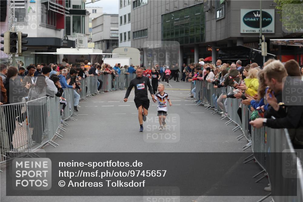 12.06.2026 - Holstenköstenlauf Andreas Tolksdorf http://msf.ph/oto/9745657 12.06.2026 18:13:18 Laufen 4859, 3324, 4861 meine-sportfotos.de