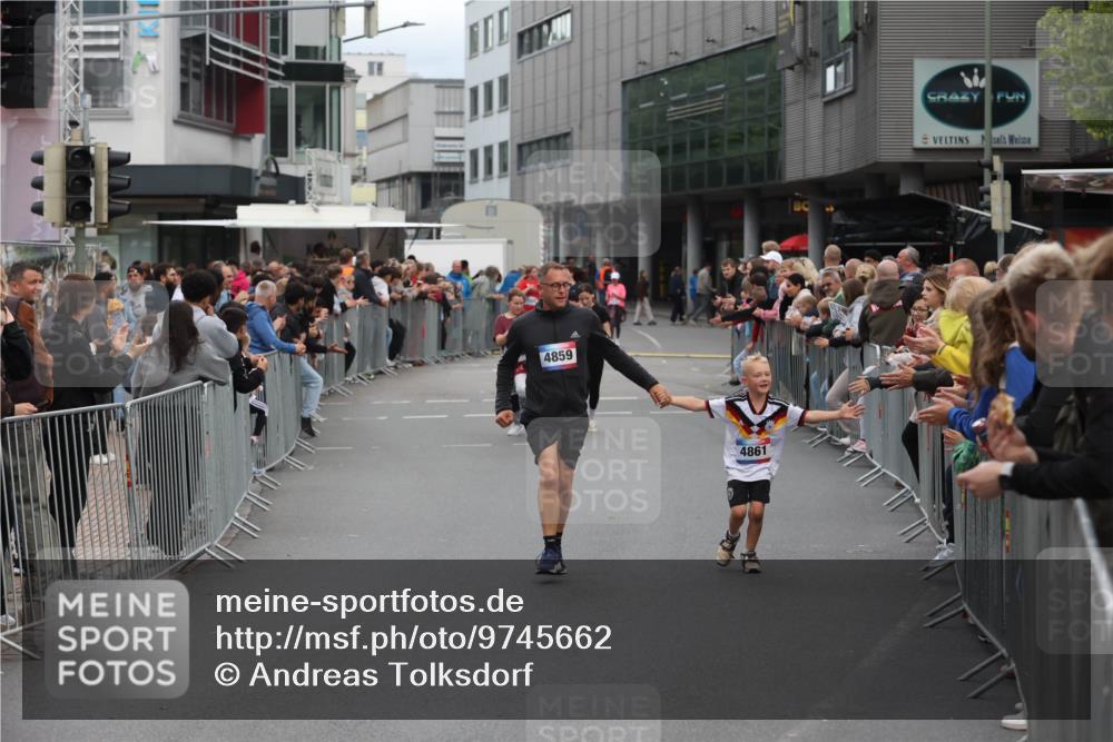 12.06.2026 - Holstenköstenlauf Andreas Tolksdorf http://msf.ph/oto/9745662 12.06.2026 18:13:20 Laufen 4859, 4861 meine-sportfotos.de
