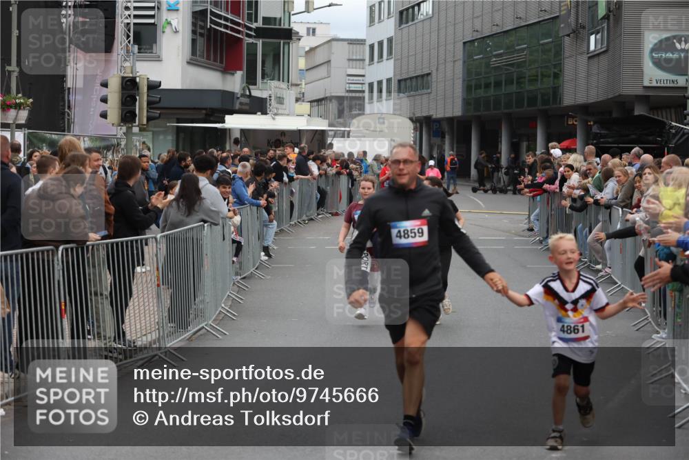 12.06.2026 - Holstenköstenlauf Andreas Tolksdorf http://msf.ph/oto/9745666 12.06.2026 18:13:23 Laufen 4859, 4861 meine-sportfotos.de