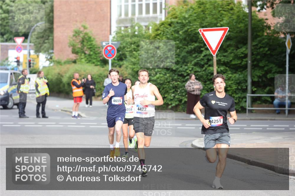 12.06.2026 - Holstenköstenlauf Andreas Tolksdorf http://msf.ph/oto/9745742 12.06.2026 19:08:00 Laufen 4655, 058, 4422, 4251 meine-sportfotos.de