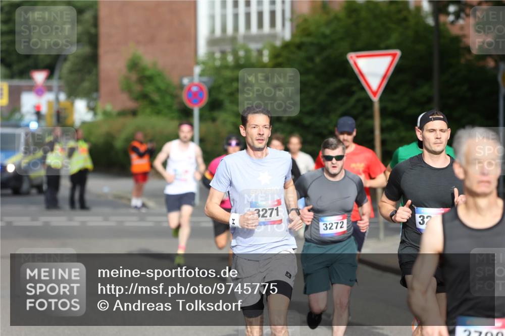12.06.2026 - Holstenköstenlauf Andreas Tolksdorf http://msf.ph/oto/9745775 12.06.2026 19:08:27 Laufen 3271, 32, 3272 meine-sportfotos.de