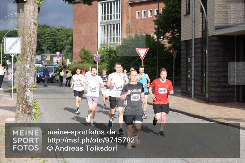 12.06.2026 - Holstenköstenlauf Andreas Tolksdorf http://msf.ph/oto/9745782 12.06.2026 19:08:36 Laufen 1906, 4640, 253, 4932, 4432, 3420, 4830 meine-sportfotos.de